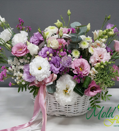 Basket with eustoma and chrysanthemums ''Summer Day'' photo 394x433